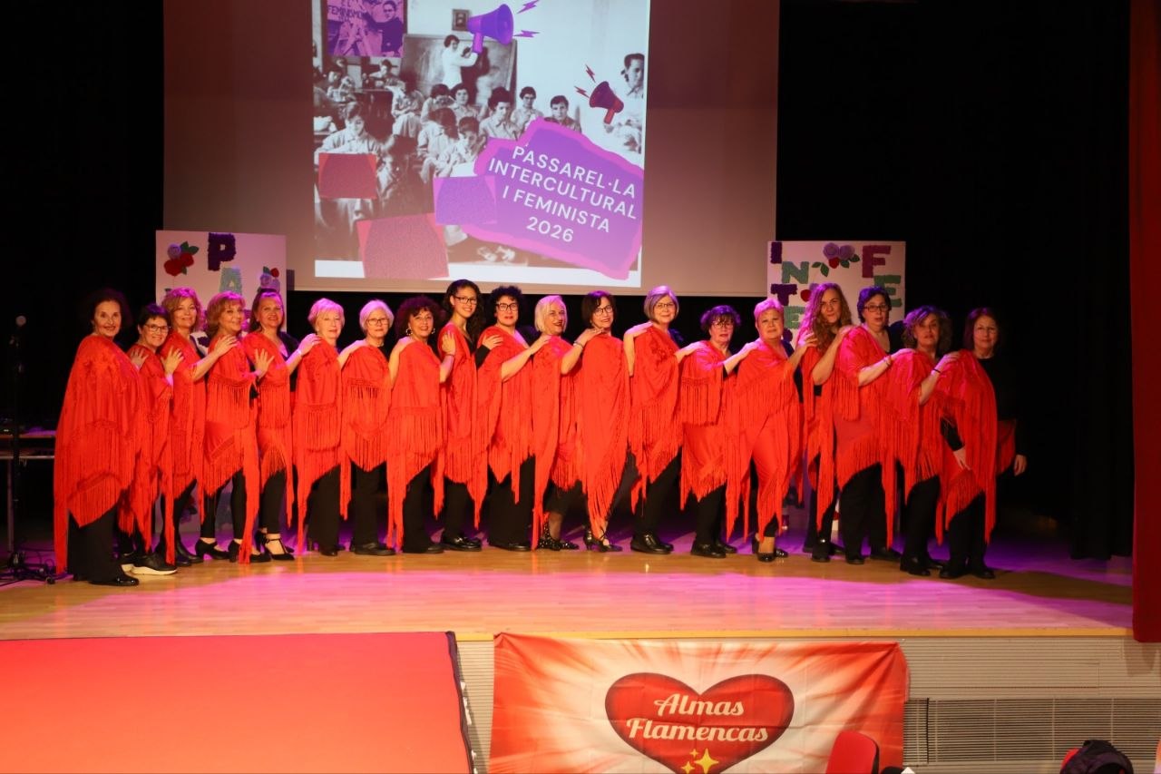 Actuación de Almas Flamencas en un escenario