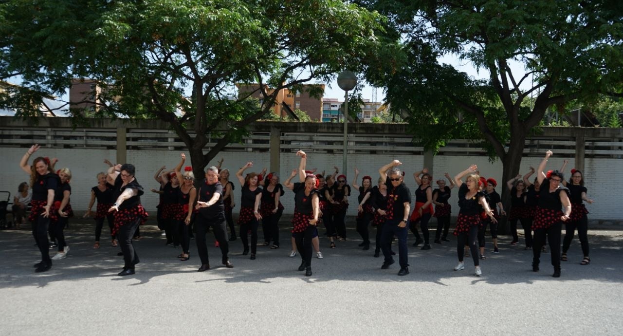 El grupo bailando en la calle